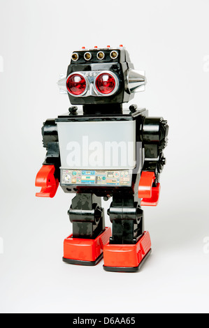 Ottanta giocattolo di plastica robot contro uno sfondo bianco. Foto Stock