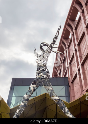 La statua "Alexa" dello scultore Mirko Siakkou-Fiodin fuori dal centro commerciale Alexa - Alexander Platz, Mitte, Berlino Foto Stock