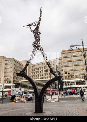 La statua "Alexa" dello scultore Mirko Siakkou-Fiodin fuori dal centro commerciale Alexa - Alexander Platz, Mitte, Berlino Foto Stock