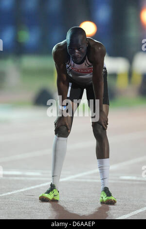 Stellenbosch, Sud Africa. Lunedì 15 Aprile 2013, Nijel Amos (5) del Botswana e uno studente presso la North West University di Potchefstroom corre nella mens 400m durante The Varsity meeting di atletica presso l Università di Stellenbosch's Coetzenburg Stadium. Amos è anche titolare del mondo junior di record, mondo junior di 800m del campione e una medaglia d'argento destinatario nei giochi olimpici di Londra nel 2012. Foto di Roger Sedres/ ImageSA Foto Stock