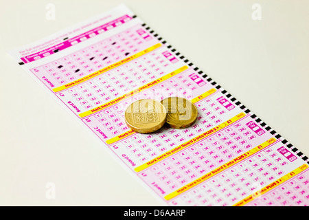 British biglietto della lotteria con due libbre di monete Foto Stock