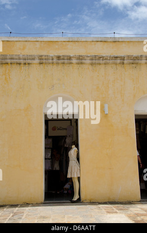 Il Brasile, Fortaleza. Emcetur centro turistico, mercato dell'artigianato alloggiato all'interno di un ex carcere. Fornitore di abbigliamento nella vecchia cella di prigione. Foto Stock