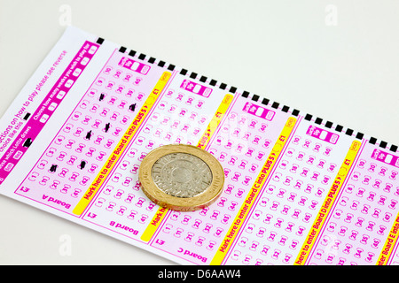 British biglietto della lotteria con due pound coin Foto Stock