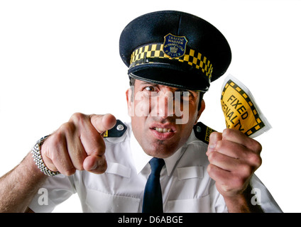 Studio cut-out ritratto di un aggressivo vigile stringendo una penalità fissa ticket e puntamento Foto Stock