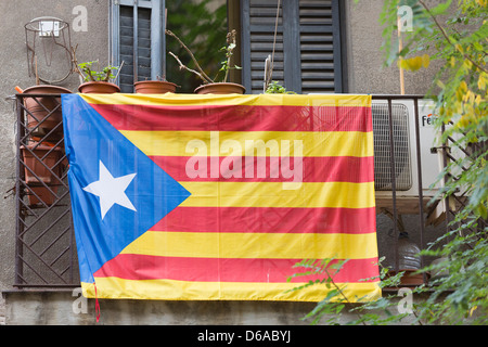 Bandiera della Catalogna, Catalunya, appeso ad un balcone a Barcellona Foto Stock