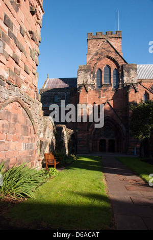 La parte esterna della Cattedrale di Carlisle, Carlisle, Cumbria. Foto Stock