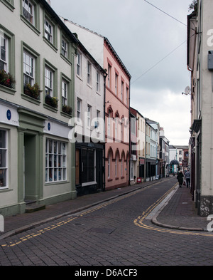 Una strada di edifici in stile georgiano, residenziali e commerciali e di Whitehaven, Cumbria Inghilterra. Foto Stock