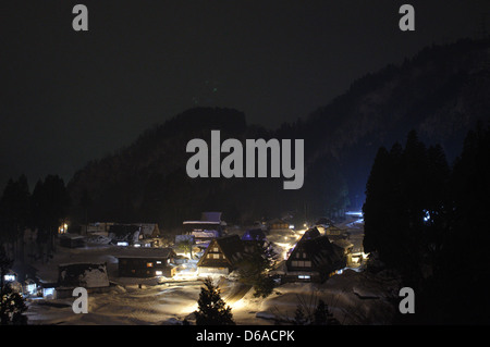 A picturesque village in Toyama Prefecture, Japan, Ainokura is known for its traditional gassho-zukuri farmhouses. This historical village offers a glimpse into Japan's rural heritage, showcasing its preserved architecture and scenic landscapes. Foto Stock