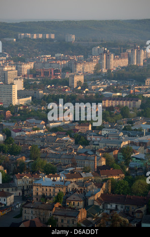 Lviv, Ucraina, vista da Wysokyi Samok a nord-ovest di sunrise Foto Stock