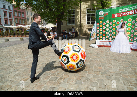 Lviv, Ucraina, una coppia di coniugi è possibile prima della pubblicità per il calcio amatoriale foto Foto Stock