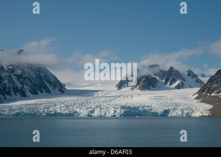 La Norvegia, l'arcipelago delle Svalbard, Spitsbergen, Liefdefjorden, Monacobreen. Robusto paesaggio panoramico del congelato blu Monacobreen Foto Stock