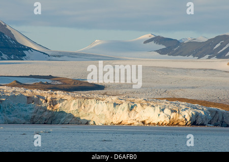 La Norvegia, l'arcipelago delle Svalbard, Spitsbergen, Templefjorden, Tunabreen. Bella e aspro paesaggio del massiccio ghiacciaio Tunabreen. Foto Stock