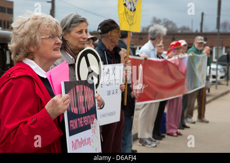 Royal Oak, Michigan - Membri della pace azione del Michigan rally di fronte al Royal Oak post office come cittadini sono cadute le loro dichiarazioni fiscali. Stavano chiamando per una riduzione della spesa del pentagono e di aumentare gli investimenti nelle città, sanitari e le riparazioni stradali. Foto Stock