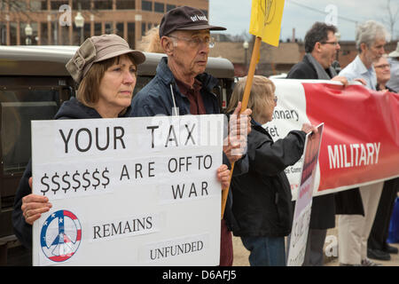 Royal Oak, Michigan - Membri della pace azione del Michigan rally di fronte al Royal Oak post office come cittadini sono cadute le loro dichiarazioni fiscali. Stavano chiamando per una riduzione della spesa del pentagono e di aumentare gli investimenti nelle città, sanitari e le riparazioni stradali. Foto Stock