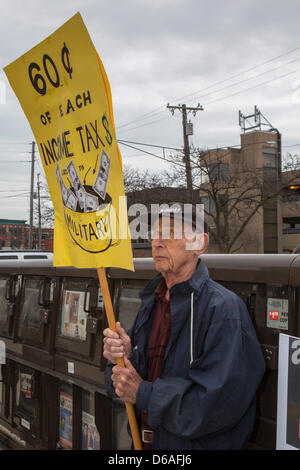 Royal Oak, Michigan - Membri della pace azione del Michigan rally di fronte al Royal Oak post office come cittadini sono cadute le loro dichiarazioni fiscali. Stavano chiamando per una riduzione della spesa del pentagono e di aumentare gli investimenti nelle città, sanitari e le riparazioni stradali. Foto Stock