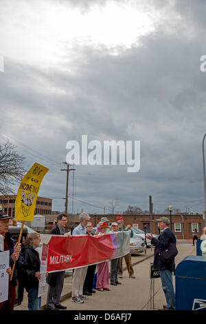 Royal Oak, Michigan - Membri della pace azione del Michigan rally di fronte al Royal Oak post office come cittadini sono cadute le loro dichiarazioni fiscali. Stavano chiamando per una riduzione della spesa del pentagono e di aumentare gli investimenti nelle città, sanitari e le riparazioni stradali. Il loro banner mostra la percentuale di spesa militare negli Stati Uniti budget discrezionale. Foto Stock