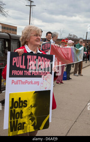 Royal Oak, Michigan - Membri della pace azione del Michigan rally di fronte al Royal Oak post office come cittadini sono cadute le loro dichiarazioni fiscali. Stavano chiamando per una riduzione della spesa del pentagono e di aumentare gli investimenti nelle città, sanitari e le riparazioni stradali. Foto Stock