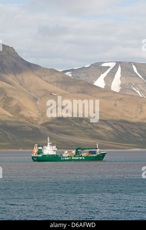 La Norvegia, l'arcipelago delle Svalbard, Spitsbergen, Isfjorden, Longyearbyen. Nave cargo ancorati nel porto d'estate. Foto Stock