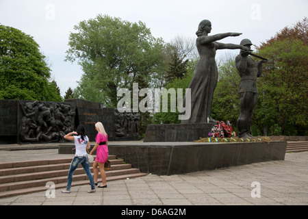 Lviv, Ucraina, dell era sovietica monumento di commemorazione delle vittime della II Guerra Mondiale Foto Stock