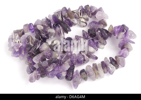 Collana viola giace sul velluto bianco Foto Stock