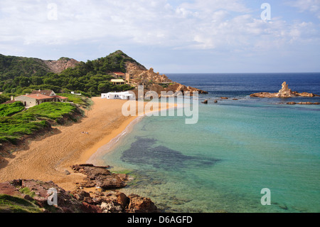 Vista della spiaggia, Cala Pregonda, Es Mercadal, Menorca, isole Baleari, Spagna Foto Stock