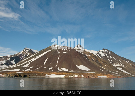 La Norvegia, l'arcipelago delle Svalbard, Spitsbergen, Hornsund. Robusto paesaggio glaciale lungo la costa in estate. Foto Stock