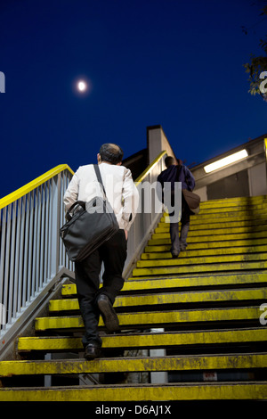 Londra, Regno Unito, passeggeri lasciare la stazione ferroviaria Clapton da una scala Foto Stock