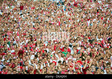 Poznan, Polonia, ventola di miglio a Plac Wolnosci quando gioco di apertura Foto Stock