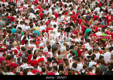 Poznan, Polonia, ventola di miglio a Plac Wolnosci quando gioco di apertura Foto Stock