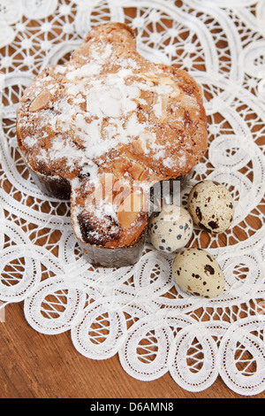 Avvistato le uova e la torta di Pasqua su legno Foto Stock