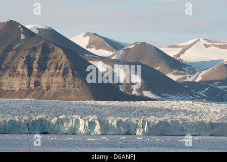 La Norvegia, l'arcipelago delle Svalbard, Spitsbergen, Templefjorden, Tunabreen. Bella e aspro paesaggio del massiccio ghiacciaio Tunabreen. Foto Stock