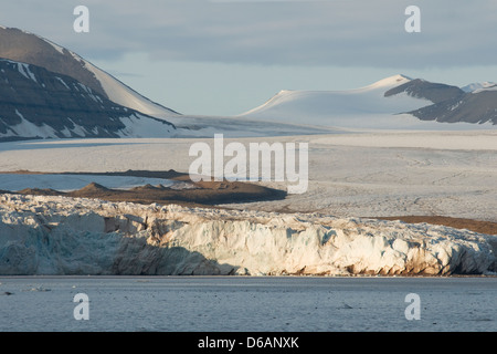 La Norvegia, l'arcipelago delle Svalbard, Spitsbergen, Templefjorden, Tunabreen. Bella e aspro paesaggio del massiccio ghiacciaio Tunabreen. Foto Stock