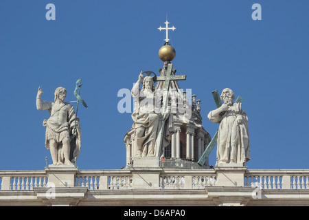 Statua di Gesù Cristo un san Giovanni Battista sulla sommità della facciata di San Pietro a Roma Foto Stock