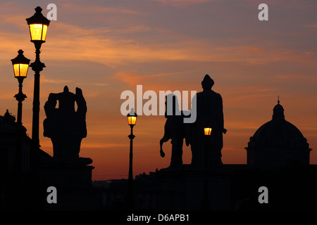 Roma, tramonto da capitolium con silohuette della statua di Pollux (Polluce) uno dei due dioscuri (Polydeuces), e cavallo Foto Stock