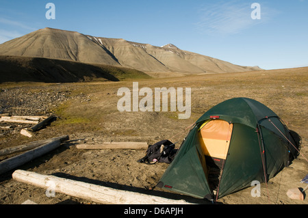 La Norvegia, l'arcipelago delle Svalbard, Spitsbergen, Sassenfjorden. Estate backcountry campeggio con tenda lungo la costa. Foto Stock