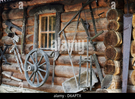 Facciata di legno antico rifugio di registro Foto Stock