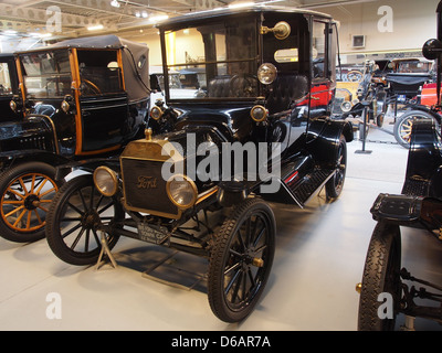 La Ford Model T Town Car del 1915 è un'automobile di lusso aperta dei primi anni del XX secolo con abitacolo e abitacolo. Foto Stock