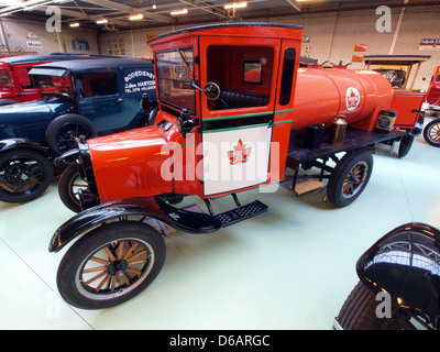 La Ford TT Tankwagen del 1919 è un'autocisterna d'epoca, parte della famiglia Ford Model TT. È stato utilizzato per il trasporto di liquidi, in particolare carburante, ed è riconosciuto per il suo design pratico e la sua utilità. Foto Stock