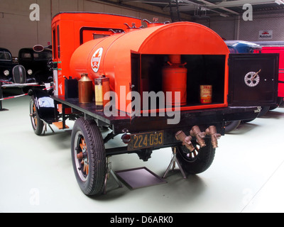 La Ford TT Tankwagen del 1919 è un'autocisterna d'epoca basata sul telaio Ford Model TT. Utilizzato all'inizio del XX secolo per il trasporto di liquidi, mostra i primi sviluppi di veicoli commerciali. Foto Stock