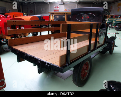 Il Ford TT Open Laadbak del 1926 è un pick-up d'epoca, progettato per garantire praticità e affidabilità. È dotato di un letto aperto per il trasporto merci, comunemente utilizzato nelle prime applicazioni commerciali. Foto Stock