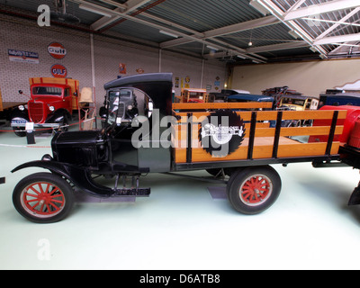 La Ford TT Open Laadbak del 1926 è un modello di camion vintage Ford, progettato per il trasporto merci. Presenta un design a letto aperto ed è noto per la sua affidabilità e utilità nelle industrie dell'inizio del XX secolo. Foto Stock