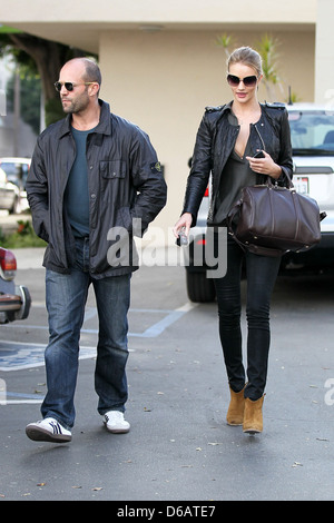 Jason Statham e Rosie Huntington-Whiteley Jason Statham lasciando Giovanna sul terzo dopo pranzo con la sua ragazza Los Foto Stock