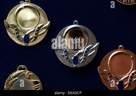 Le medaglie d'oro, d'argento e di bronzo materiali colorati giacciono su un tavolo a Berlino, Germania, 07 agosto 2012. Foto: Soeren Stache Foto Stock