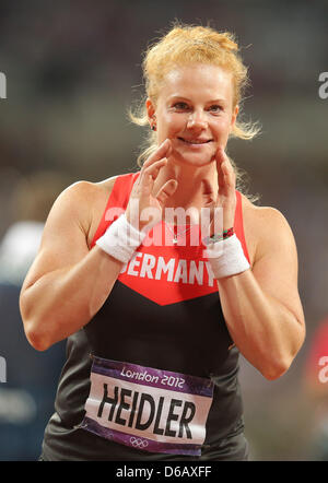 La Germania Betty Heidler celebra la sua medaglia di bronzo durante le Donne Lancio del martello Finale al London 2012 Giochi Olimpici atletica, Via ed eventi sul campo presso lo Stadio Olimpico, Londra, Gran Bretagna, 10 agosto 2012. Foto: Christian Charisius +++(c) dpa - Bildfunk+++ Foto Stock