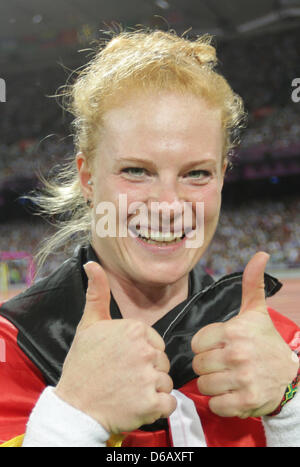 La Germania Betty Heidler celebra la sua medaglia di bronzo durante le Donne Lancio del martello Finale al London 2012 Giochi Olimpici atletica, Via ed eventi sul campo presso lo Stadio Olimpico, Londra, Gran Bretagna, 10 agosto 2012. Foto: Michael Kappeler dpa +++(c) dpa - Bildfunk+++ Foto Stock