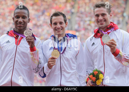 Medaglia di Bronzo Raphael Holzdeppe (L-R) di Germania, medaglia d'oro di Renaud Lavillenie di Francia e medaglia di argento Bjoern Ottone di Germania celebrare durante la premiazione per uomini della Pole Vault al London 2012 Giochi Olimpici atletica, Via ed eventi sul campo presso lo Stadio Olimpico, Londra, Gran Bretagna, 11 agosto 2012. Foto: Michael Kappeler dpa +++(c) dpa - Bildfunk+++ Foto Stock