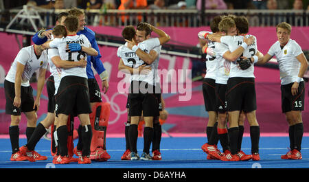 La Germania celebra il lettore dopo l'Hockey Gold Medal Match tra la Germania e i Paesi Bassi a Londra nel 2012 Giochi Olimpici di Hockey su Prato concorrenza, Londra, Gran Bretagna, 11 agosto 2012. Foto: Peter Kneffel dpa +++(c) dpa - Bildfunk+++ Foto Stock