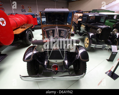 Il 1929 Ford 188 Un camion dei vigili del fuoco è un motore antincendio d'epoca, noto per la sua struttura robusta e la sua funzionalità in situazioni di emergenza. È stato ampiamente utilizzato nei vigili del fuoco durante la fine degli anni '1920, fornendo una protezione antincendio essenziale. Foto Stock