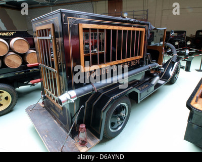 La Ford 188 Del 1929, Un camion dei vigili del fuoco, è un motore antincendio d'epoca noto per il suo design unico e il suo potente motore. È stato utilizzato dai vigili del fuoco alla fine degli anni '1920 per la risposta alle emergenze e l'estinzione degli incendi. Foto Stock