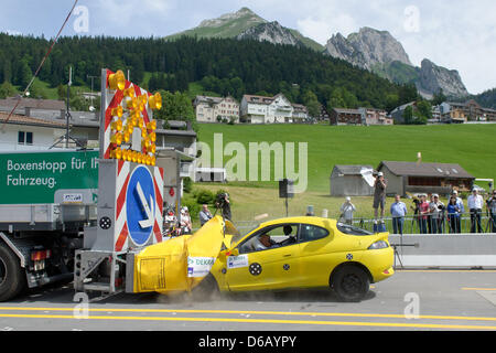 Un test vehichle si blocca in una costruzione vehichle ad una velocità di ca. 80 km/h su un Dekra test in pista durante un crash test in Wildhaus-Alt St. Johann, Svizzera, 28 giugno 2012. Durante la simulazione, un cuscino di crash assorbe la maggior parte dell'energia dell'urto evitando gravi danni: la vettura viene per una sosta meno bruscamente e la costruzione vehichle non è sostanzialmente spostati. Un Foto Stock